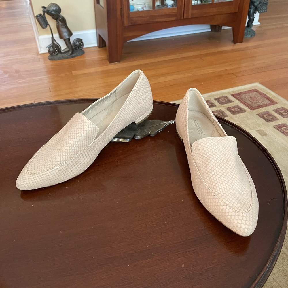 Beige‎ snakeskin aerosols loafers